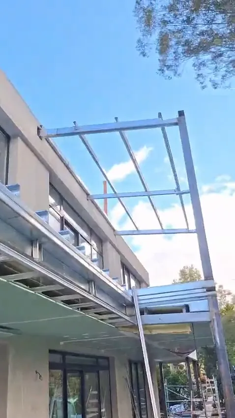 Estructura metálica de una pérgola en el frente de una casa