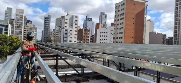 Soldador uniendo correas en un techo